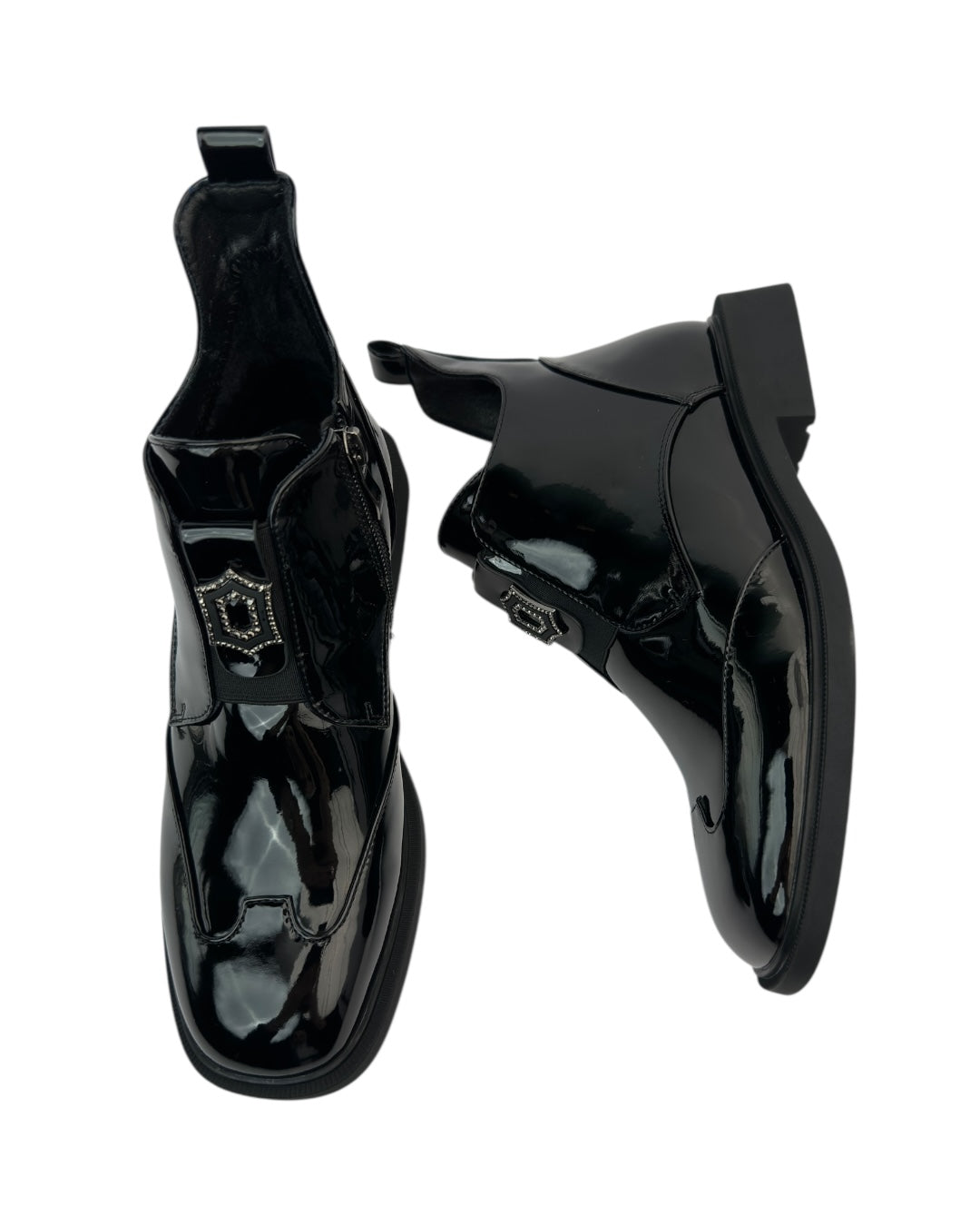 حذاء قصير من الجلد اللامع