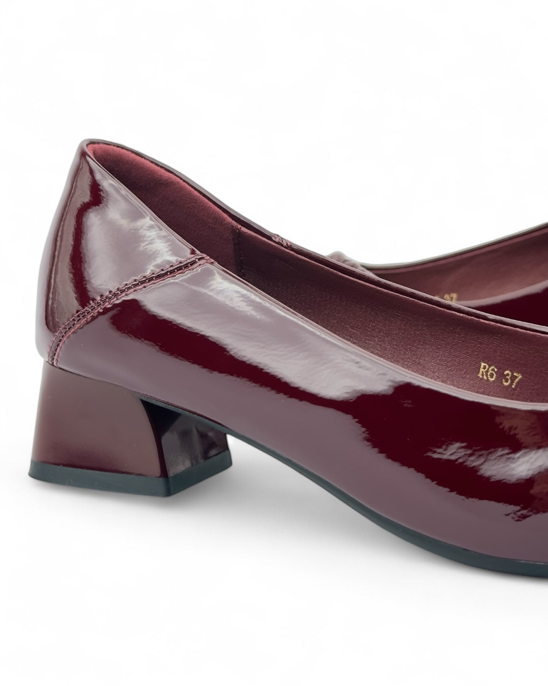 حذاء لوفر "طبي" بجلد بحلية ذهبية أمامية