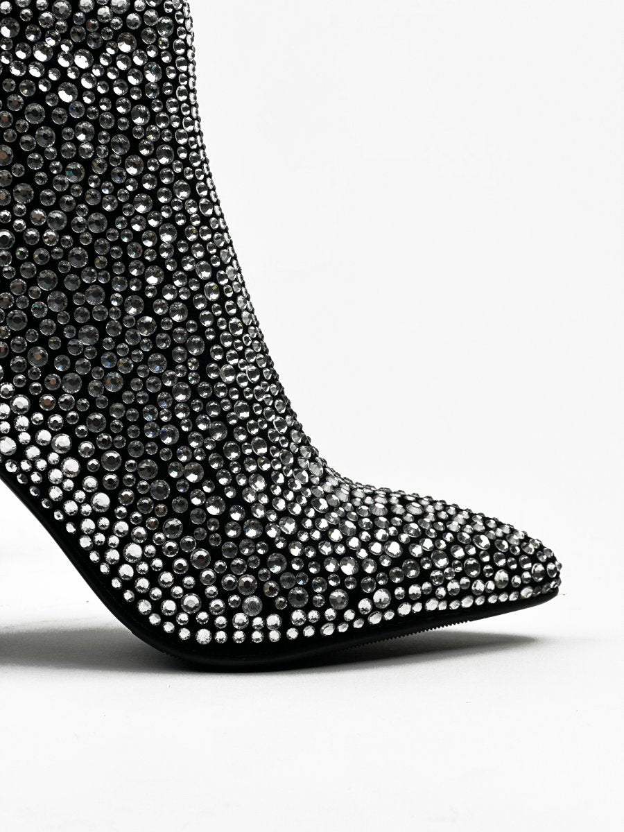 أحذية مرصعة بالترتر الفضي والأسود