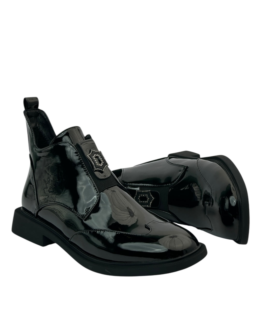 حذاء قصير من الجلد اللامع