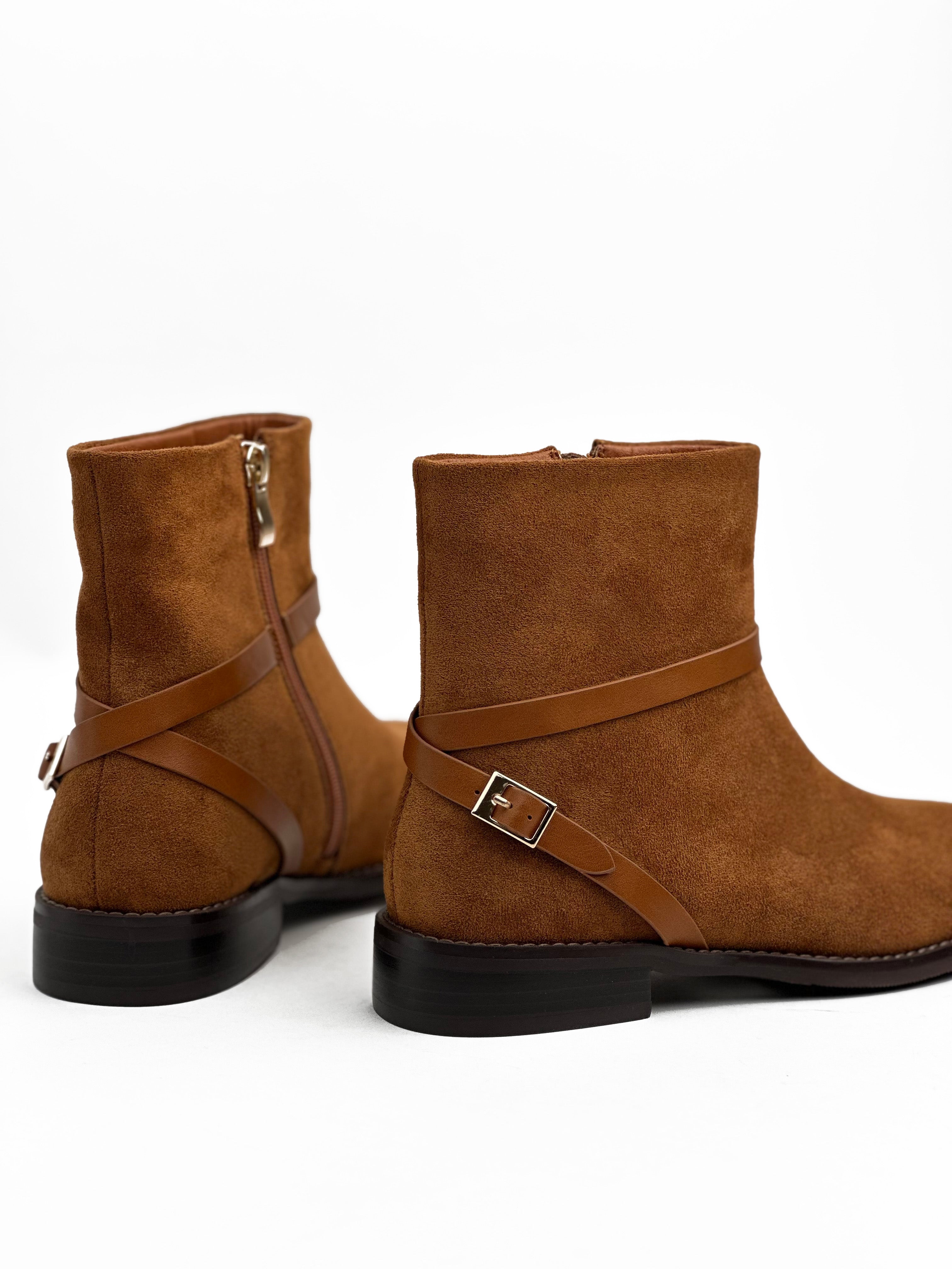 حذاء قصير من جلد الغزال بلون العسل