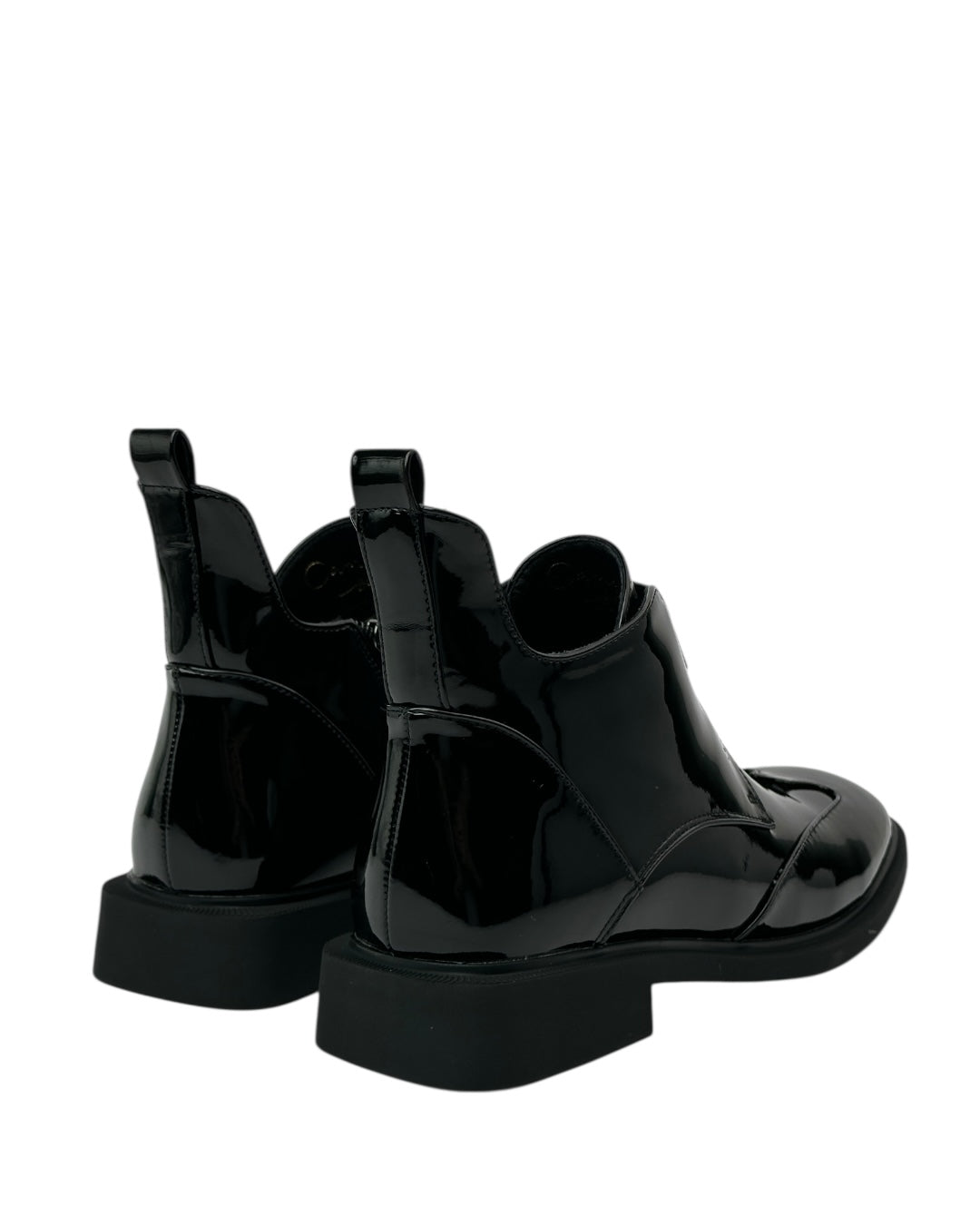 حذاء قصير من الجلد اللامع