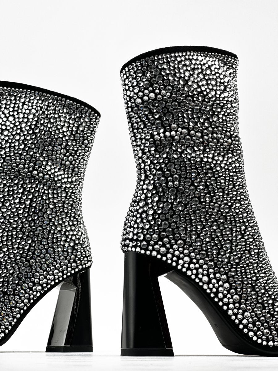 أحذية مرصعة بالترتر الفضي والأسود