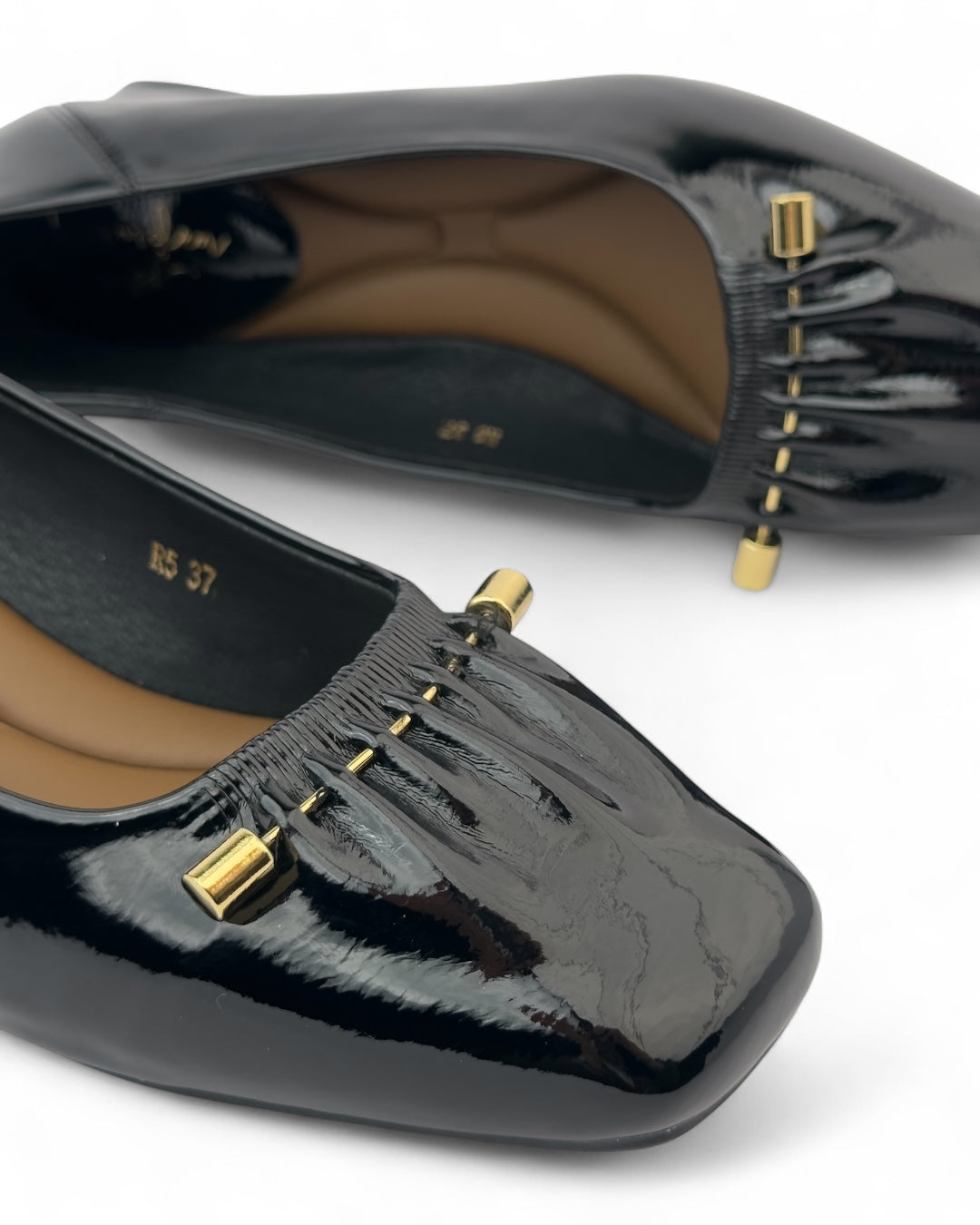 حذاء لوفر "طبي" بجلد بحلية ذهبية أمامية