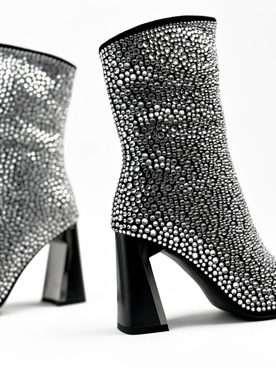 أحذية مرصعة بالترتر الفضي والأسود
