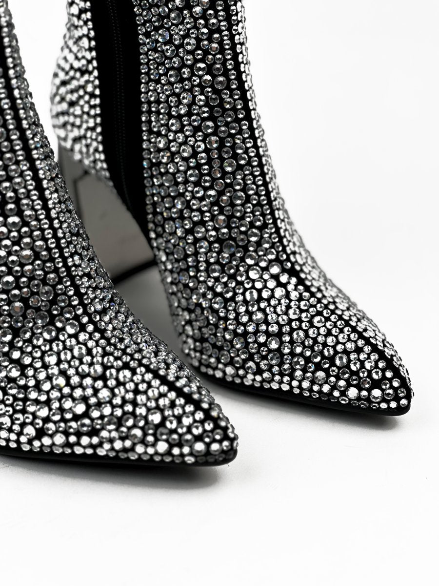 أحذية مرصعة بالترتر الفضي والأسود