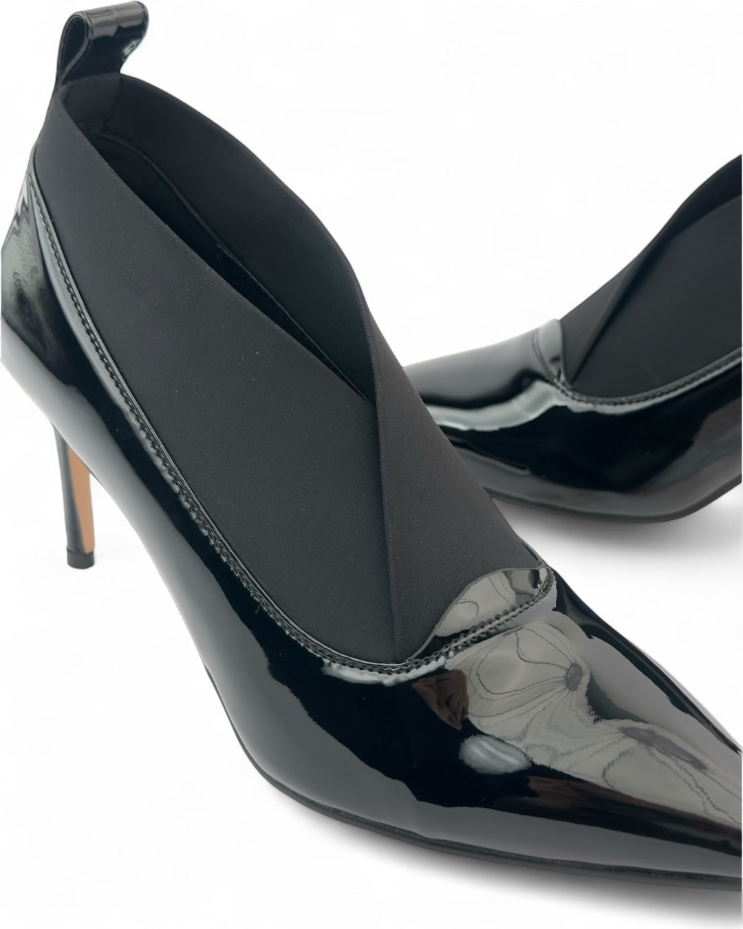 حذاء رسمي بكعب عالٍ بتفاصيل من القماش