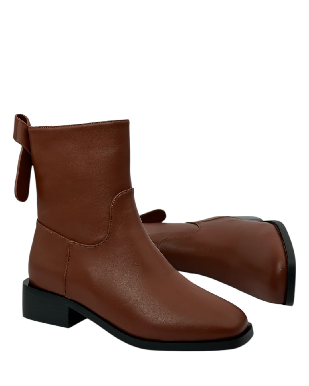 حذاء قصير أنيق مزين بفيونكة خلفية