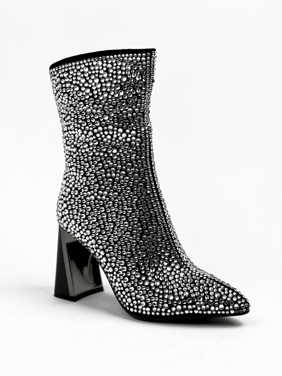 أحذية مرصعة بالترتر الفضي والأسود