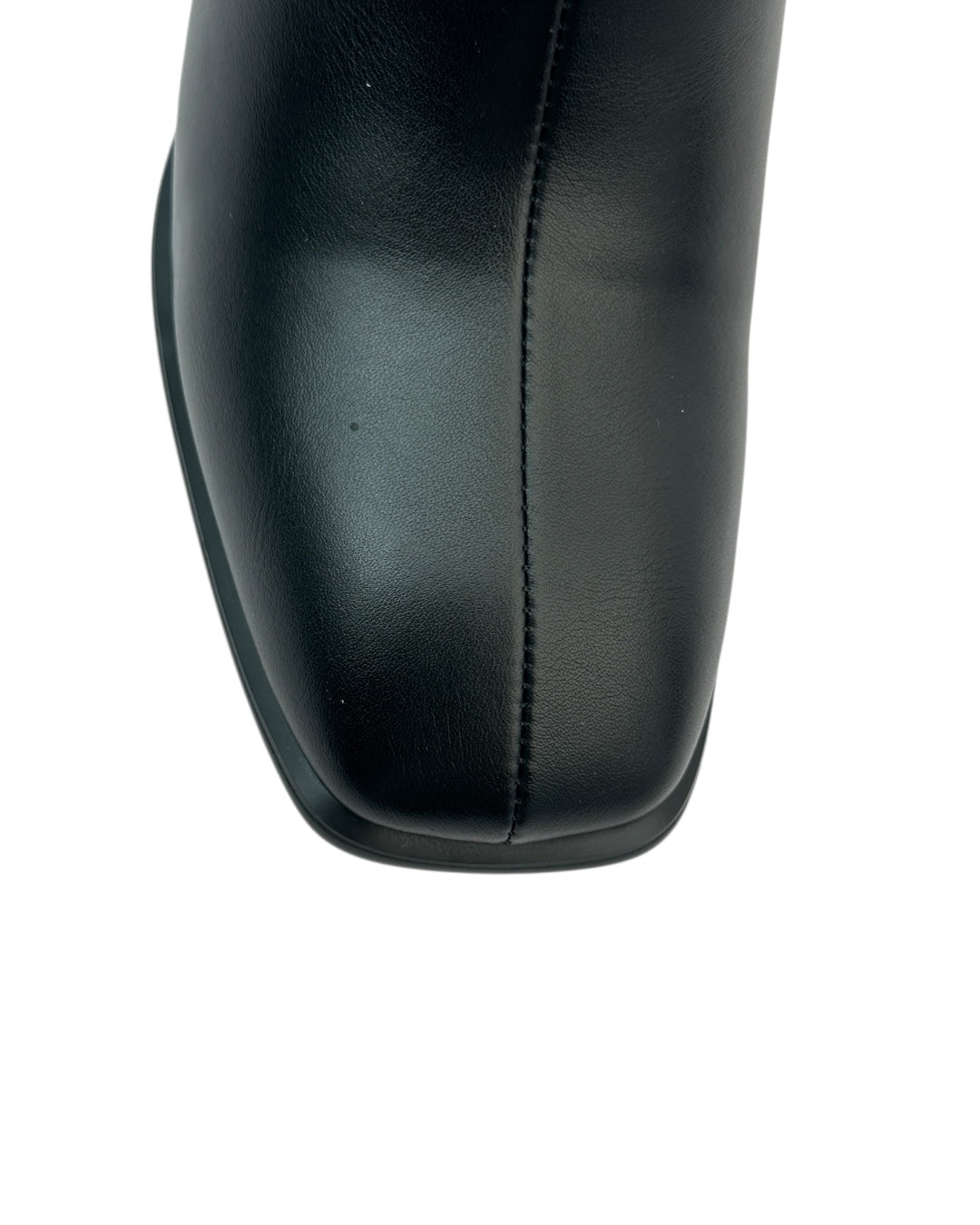 حذاء جلدي بكعب عريض ومقدمة مدببة