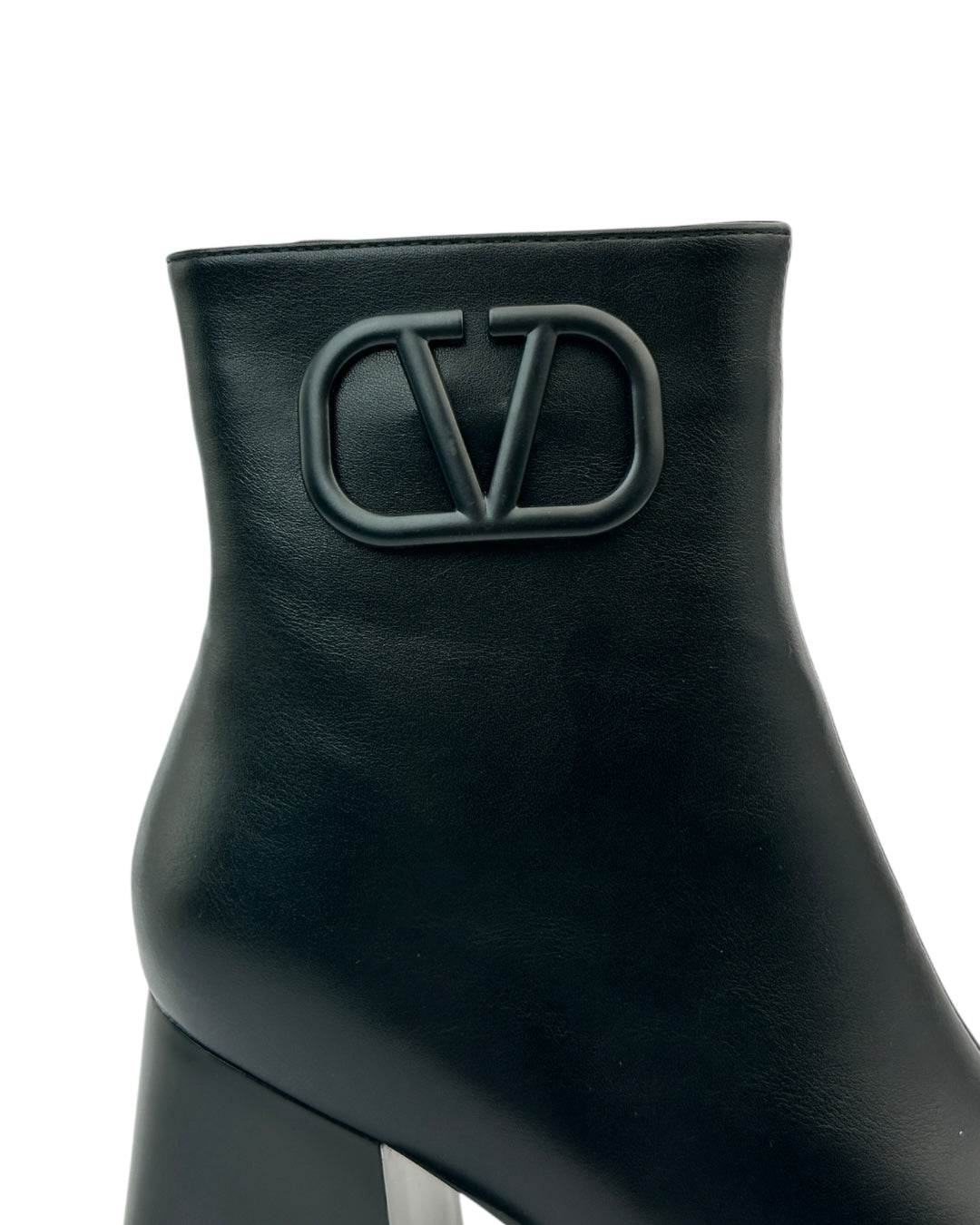 حذاء جلدي بكعب عريض ومقدمة مدببة