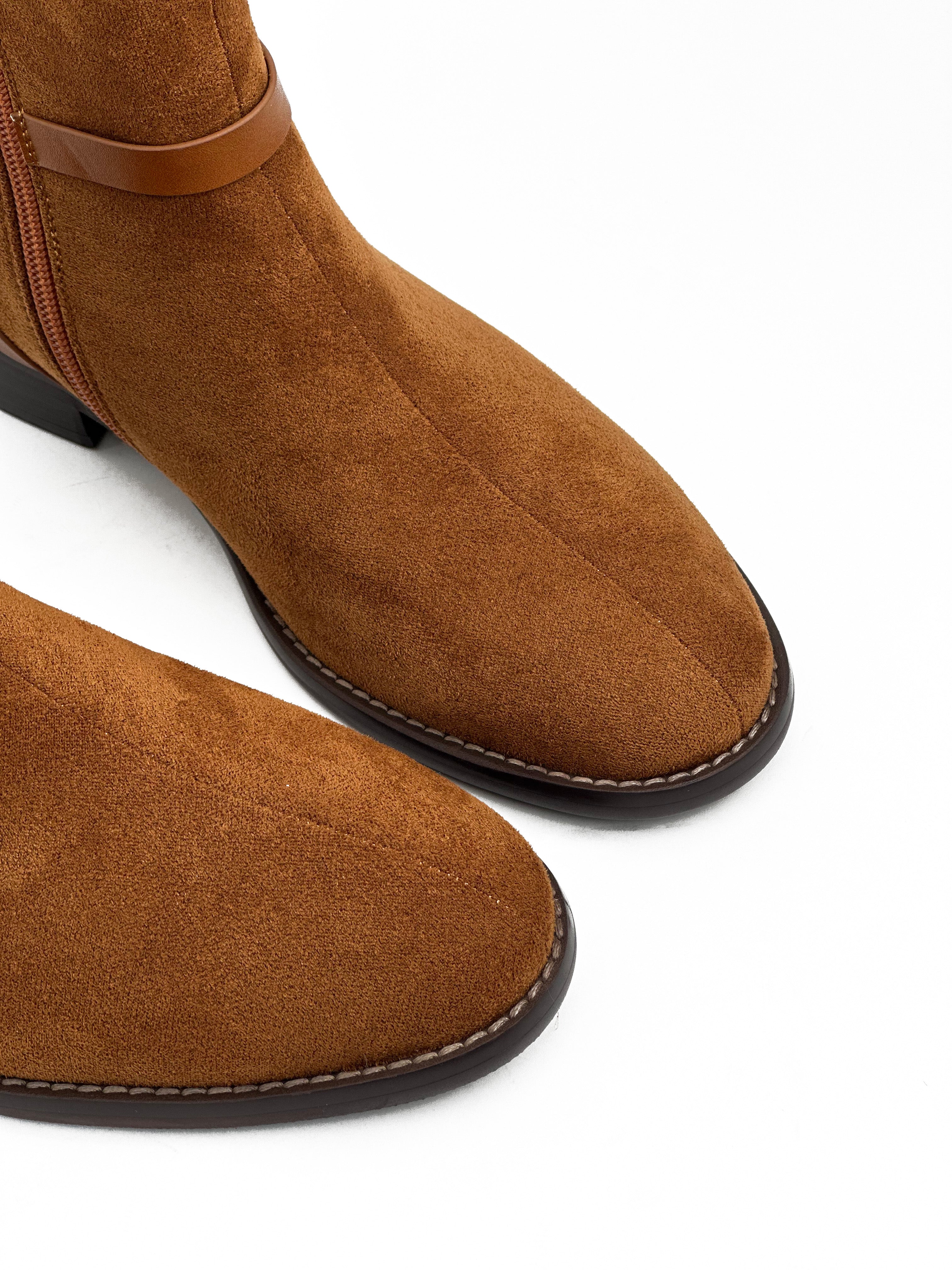 حذاء قصير من جلد الغزال بلون العسل