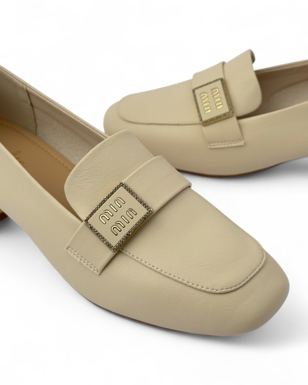 Classic loafers with a gold accent