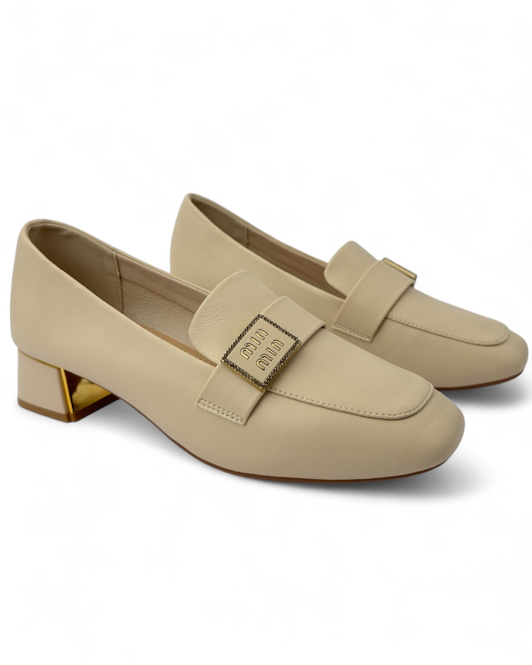 Classic loafers with a gold accent
