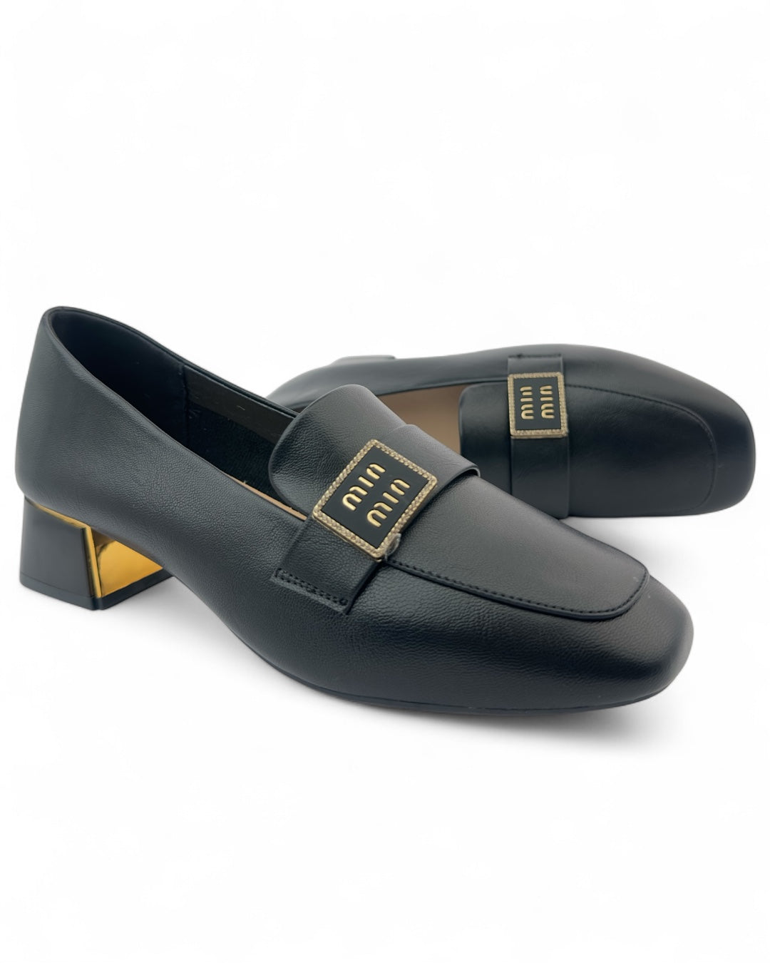 Classic loafers with a gold accent