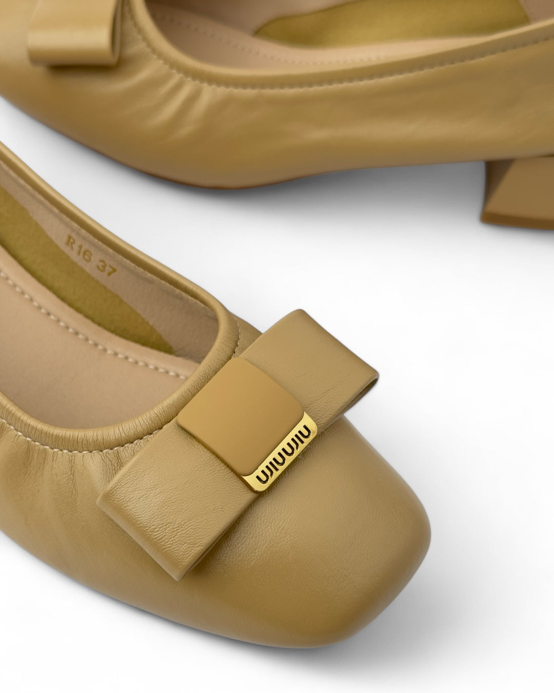 حذاء متوسط ​​"بالرينيه" كلاسيكي بجلد ناعم، كعب عريض ومزين بفيونكة مودرن