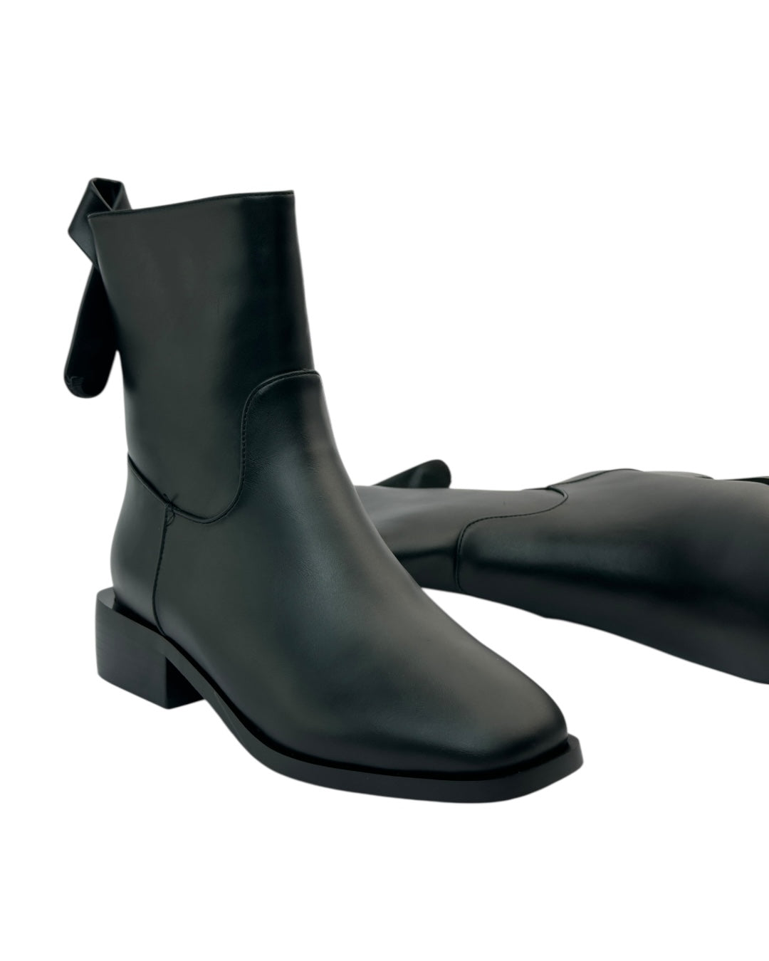 حذاء قصير أنيق مزين بفيونكة خلفية