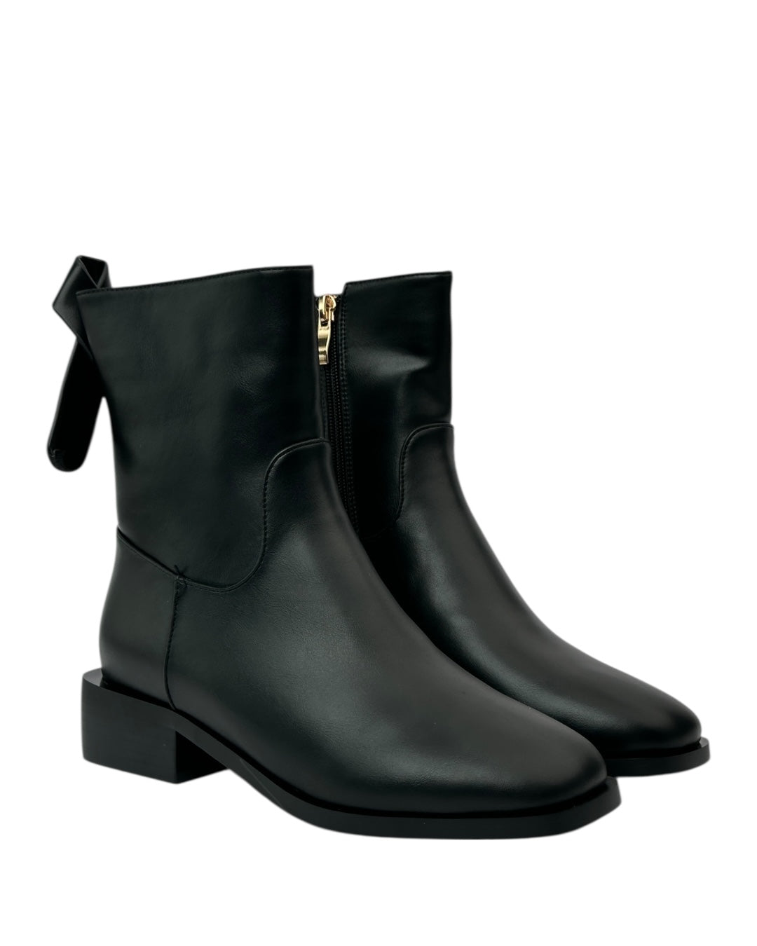 حذاء قصير أنيق مزين بفيونكة خلفية