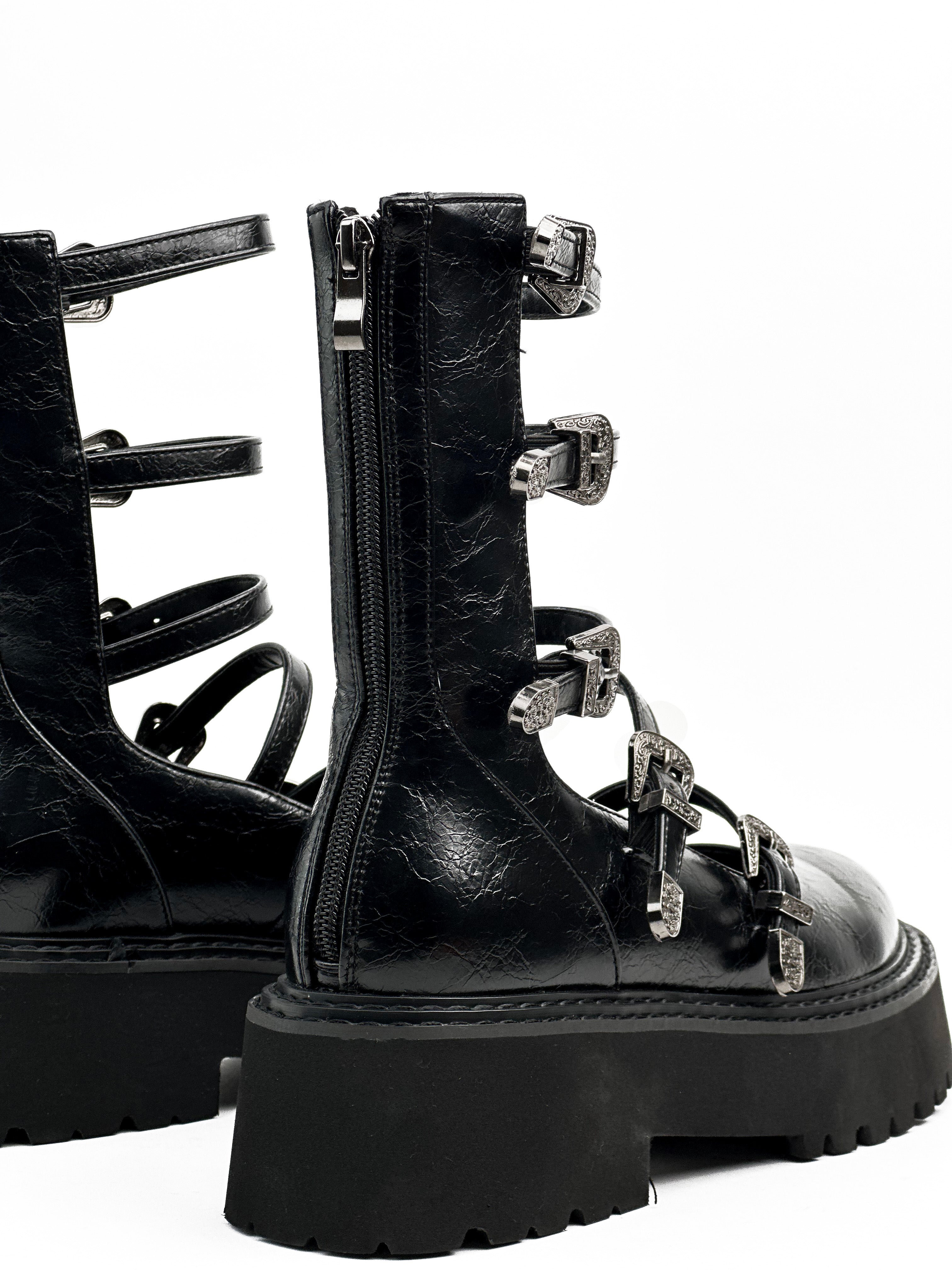 حذاء بوت قصير مفتوح من الأمام مزود بإبزيم معدني