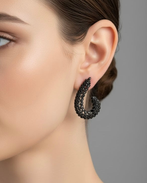 أقراط مرصعة بأحجار الزركون الأسود