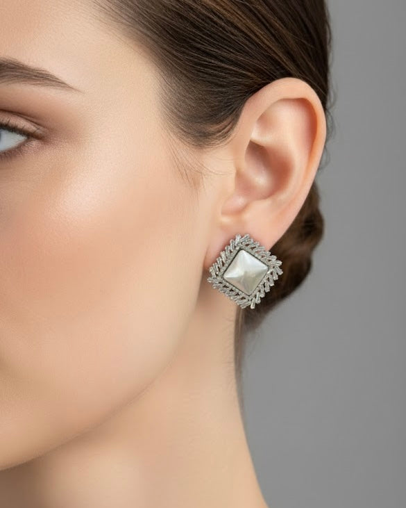 أقراط مرصعة بالزركون واللؤلؤ