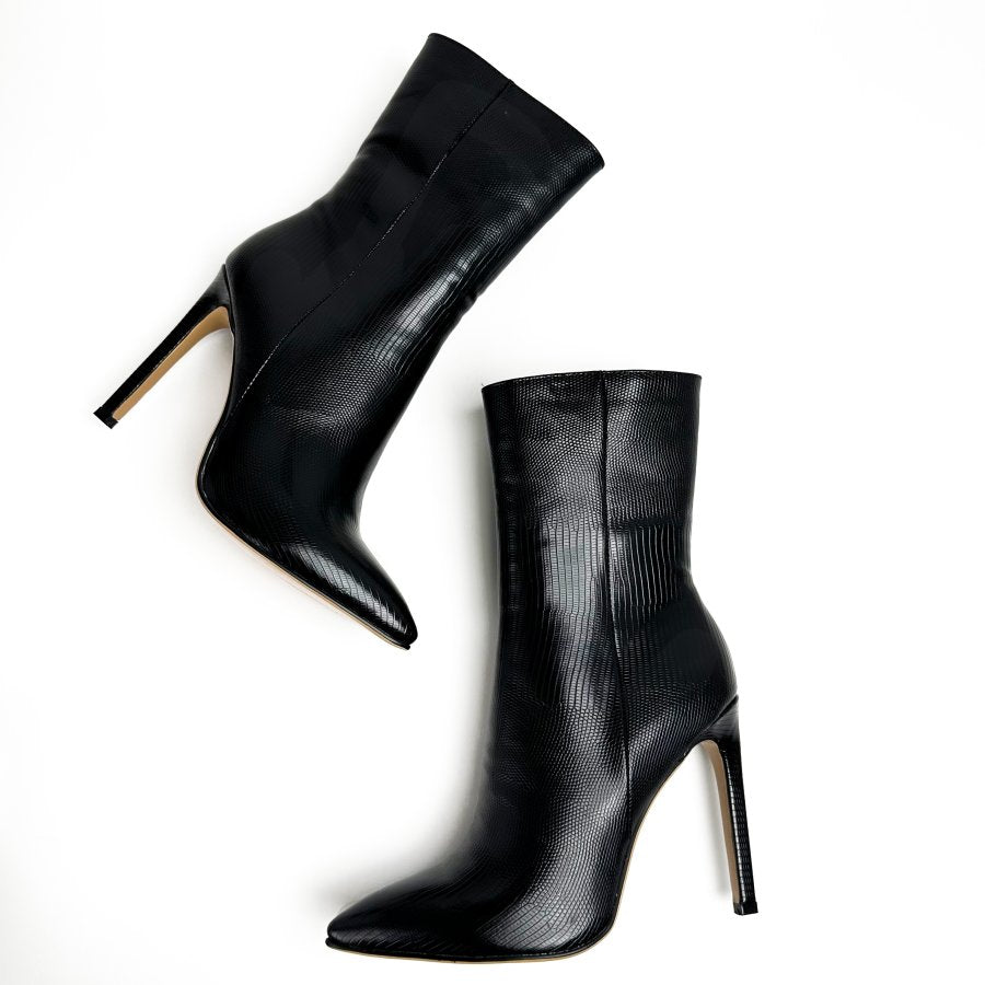 حذاء أسود من الجلد يصل إلى منتصف الساق