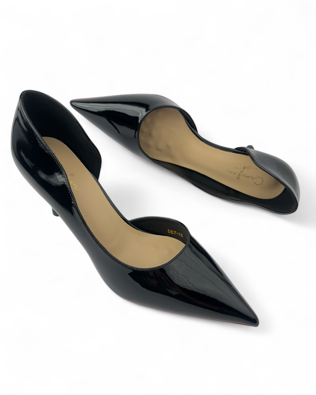 كعب عالي أحمر شفاه بنعل أحمر