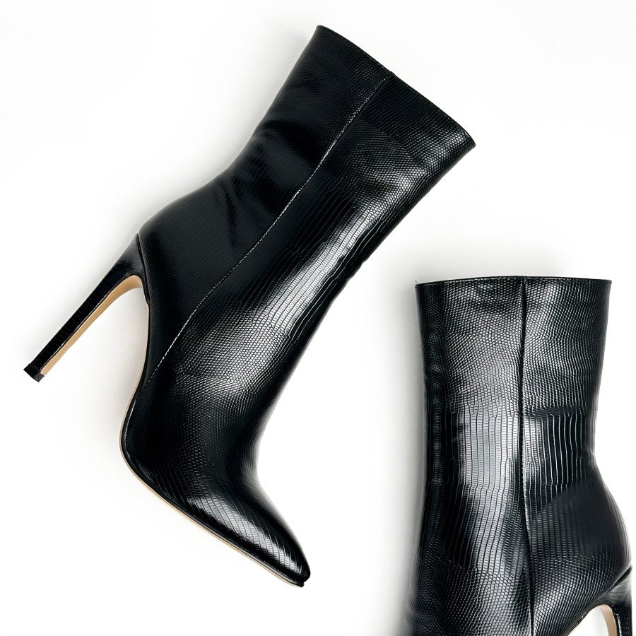 حذاء أسود من الجلد يصل إلى منتصف الساق