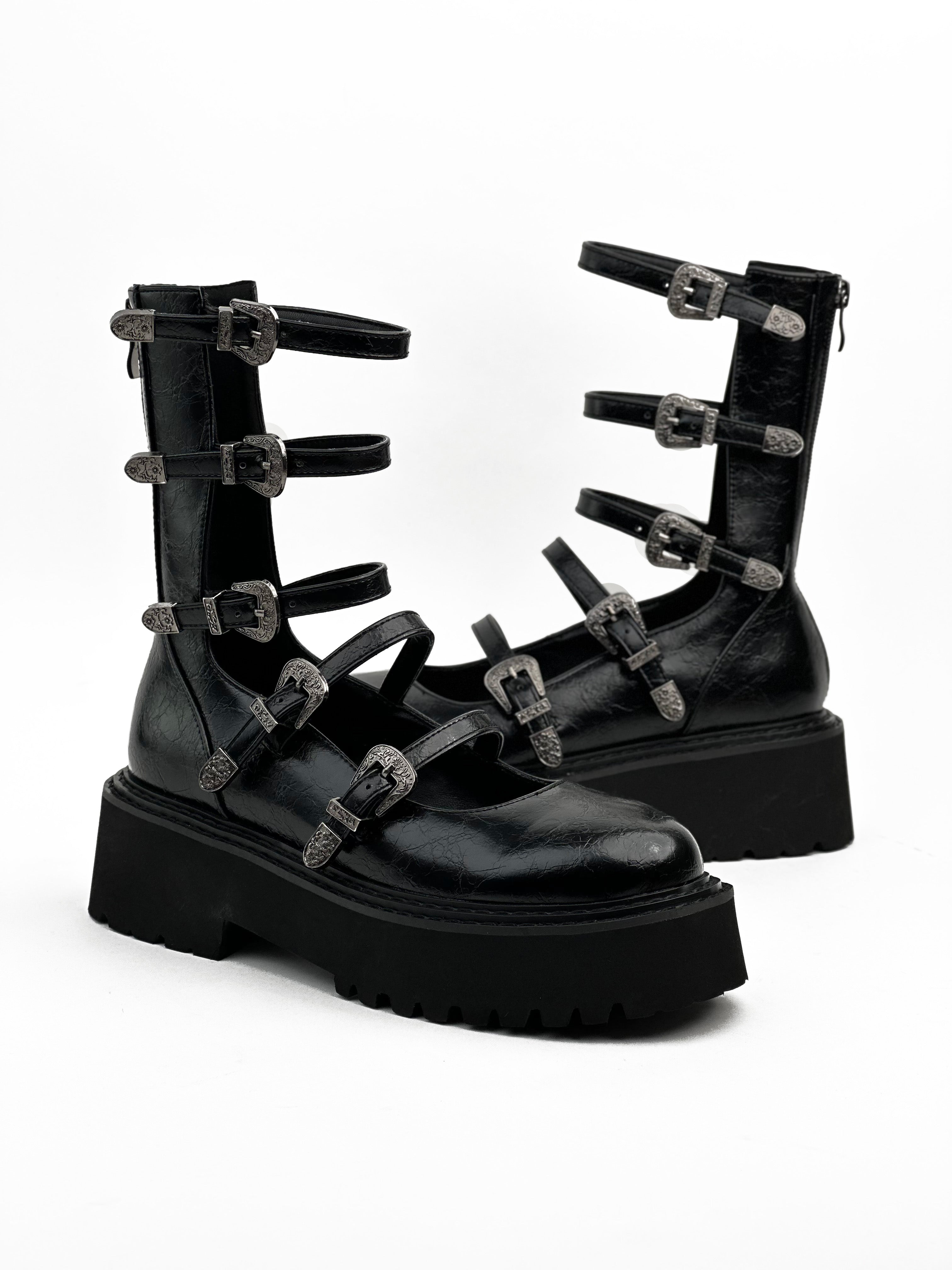 حذاء بوت قصير مفتوح من الأمام مزود بإبزيم معدني