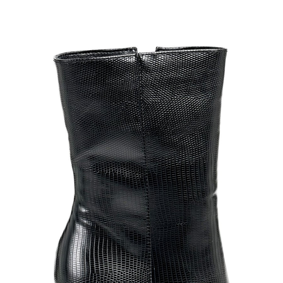 حذاء أسود من الجلد يصل إلى منتصف الساق