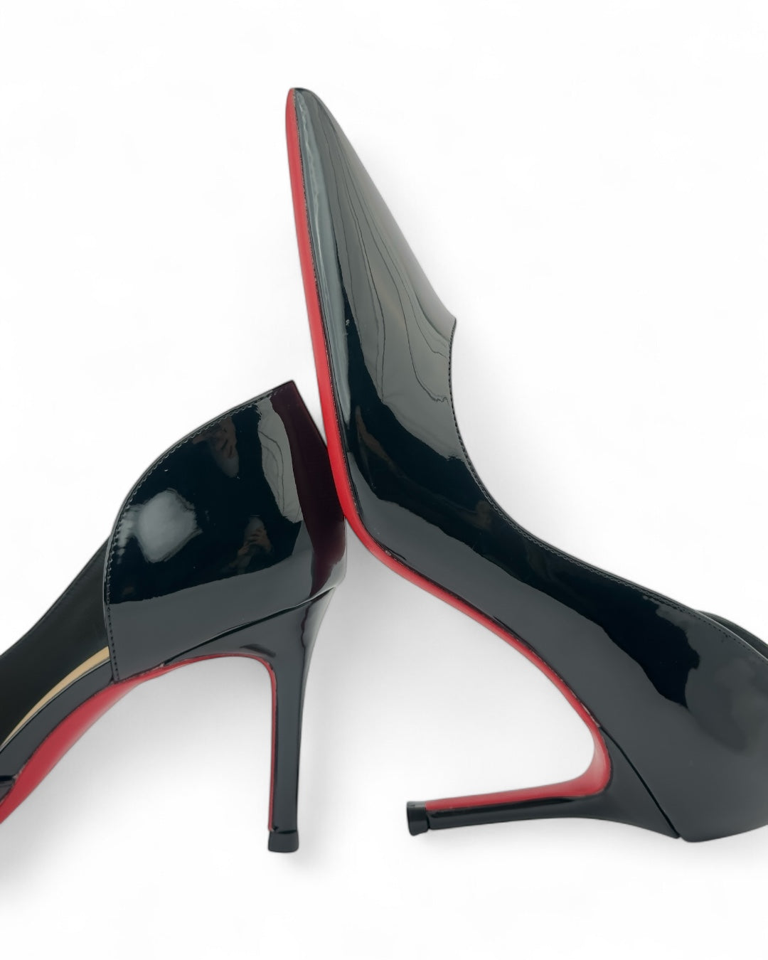 كعب عالي أحمر شفاه بنعل أحمر