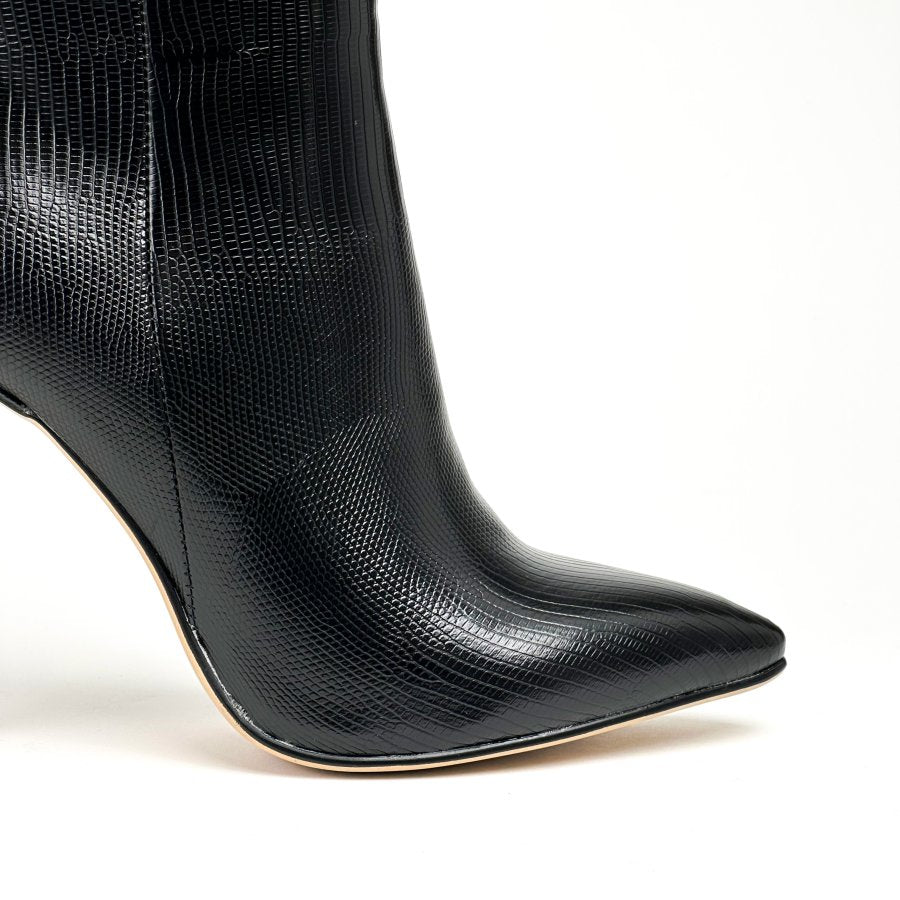 حذاء أسود من الجلد يصل إلى منتصف الساق