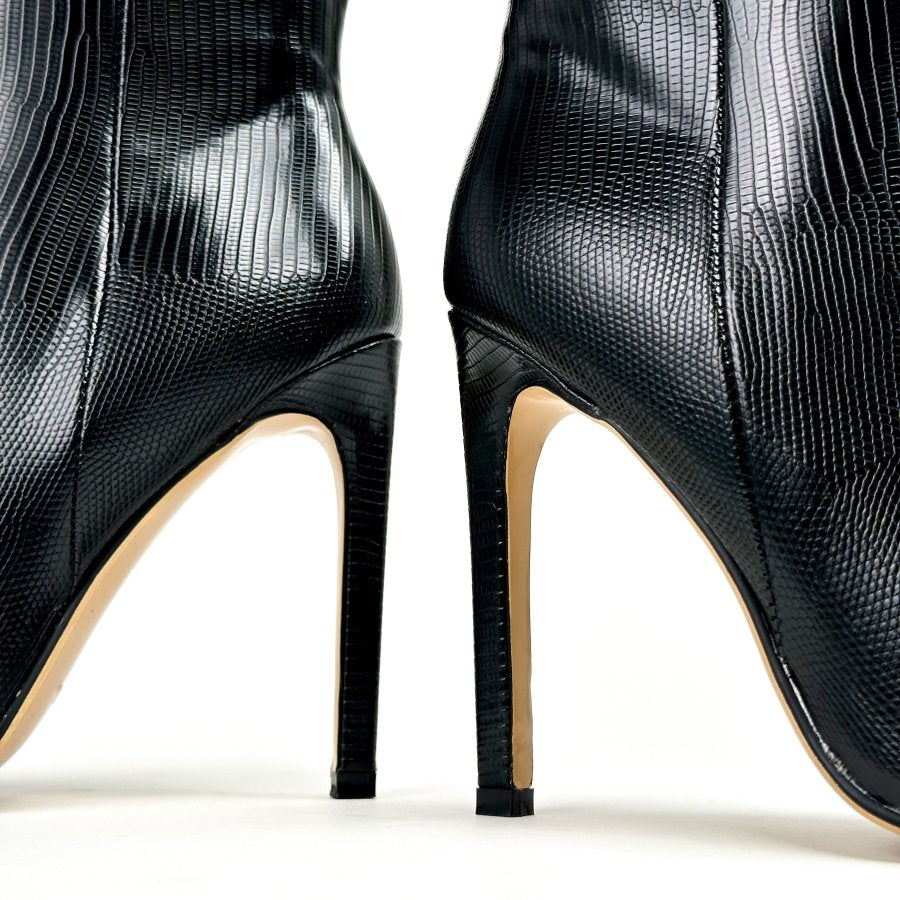 حذاء أسود من الجلد يصل إلى منتصف الساق