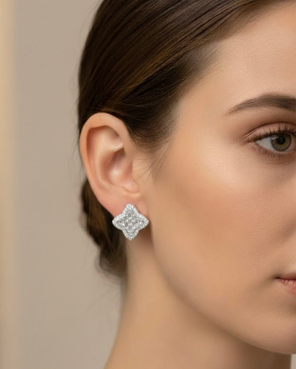 أقراط مرصعة بالزركون