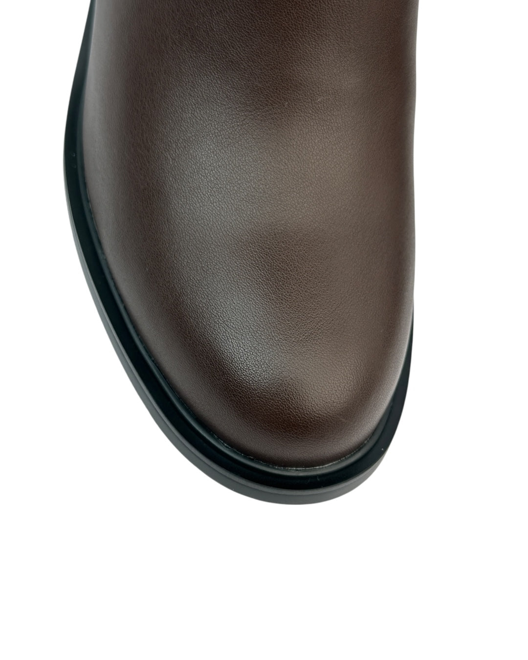 حذاء كلاسيكي قصير من الجلد مع فتحة جانبية على شكل حرف V