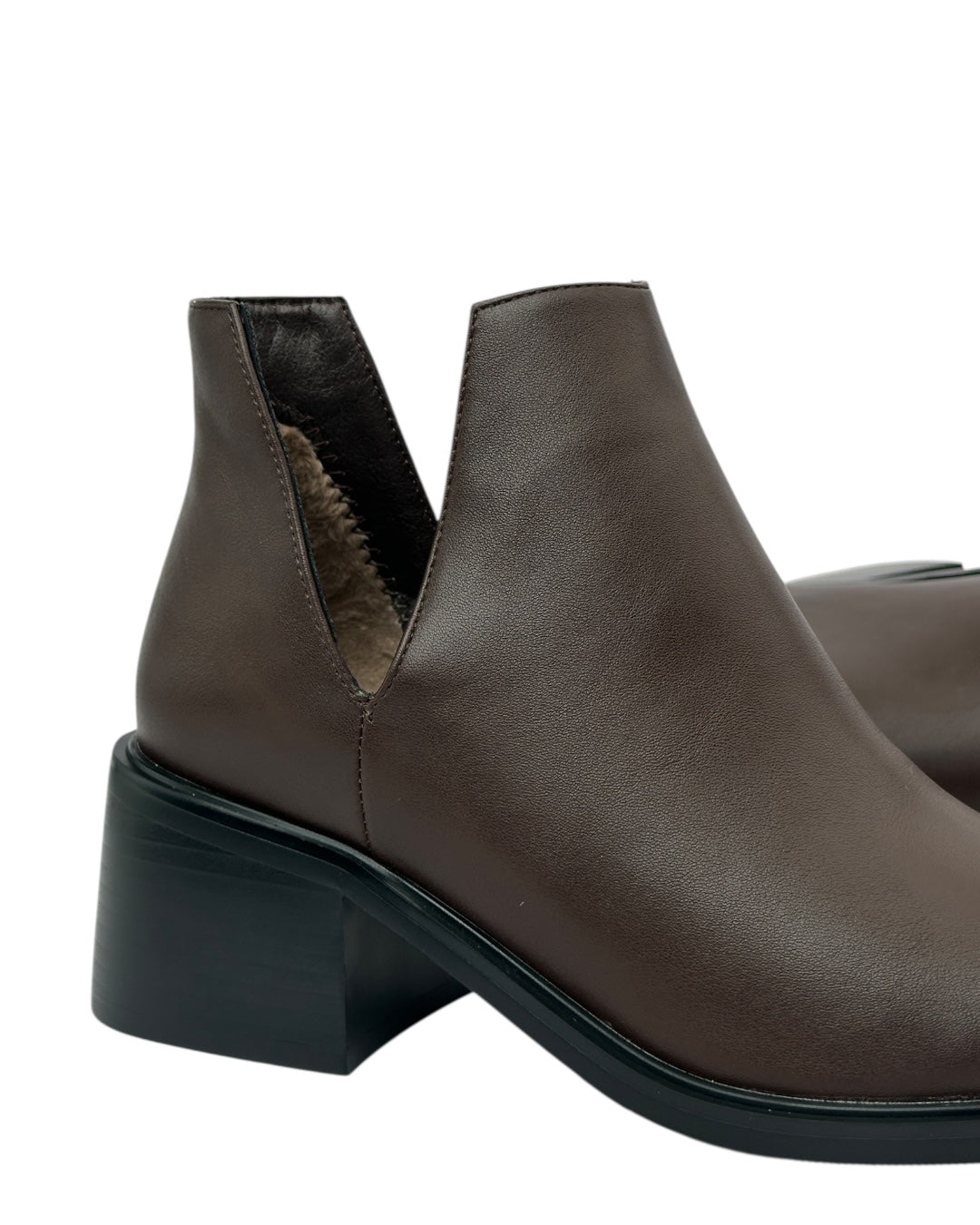 حذاء كلاسيكي قصير من الجلد مع فتحة جانبية على شكل حرف V