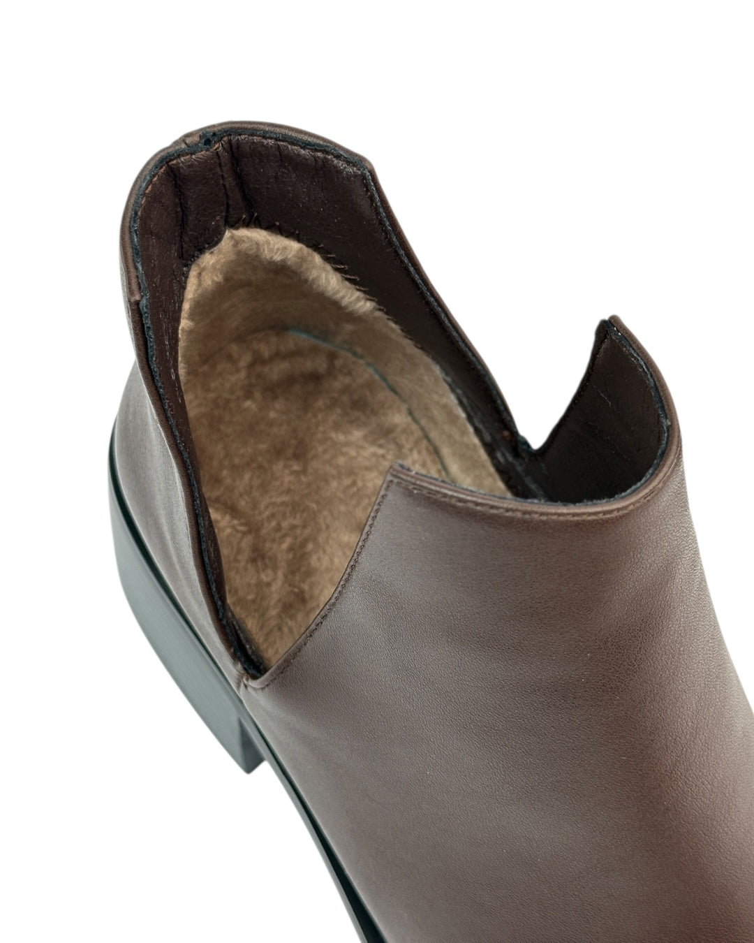 حذاء كلاسيكي قصير من الجلد مع فتحة جانبية على شكل حرف V