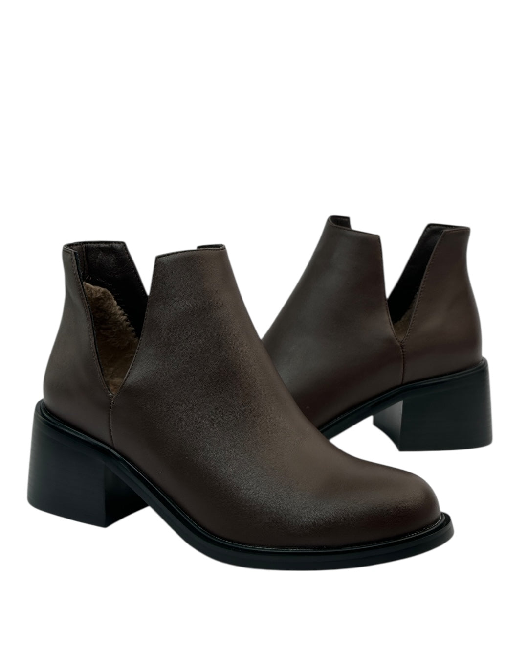 حذاء كلاسيكي قصير من الجلد مع فتحة جانبية على شكل حرف V