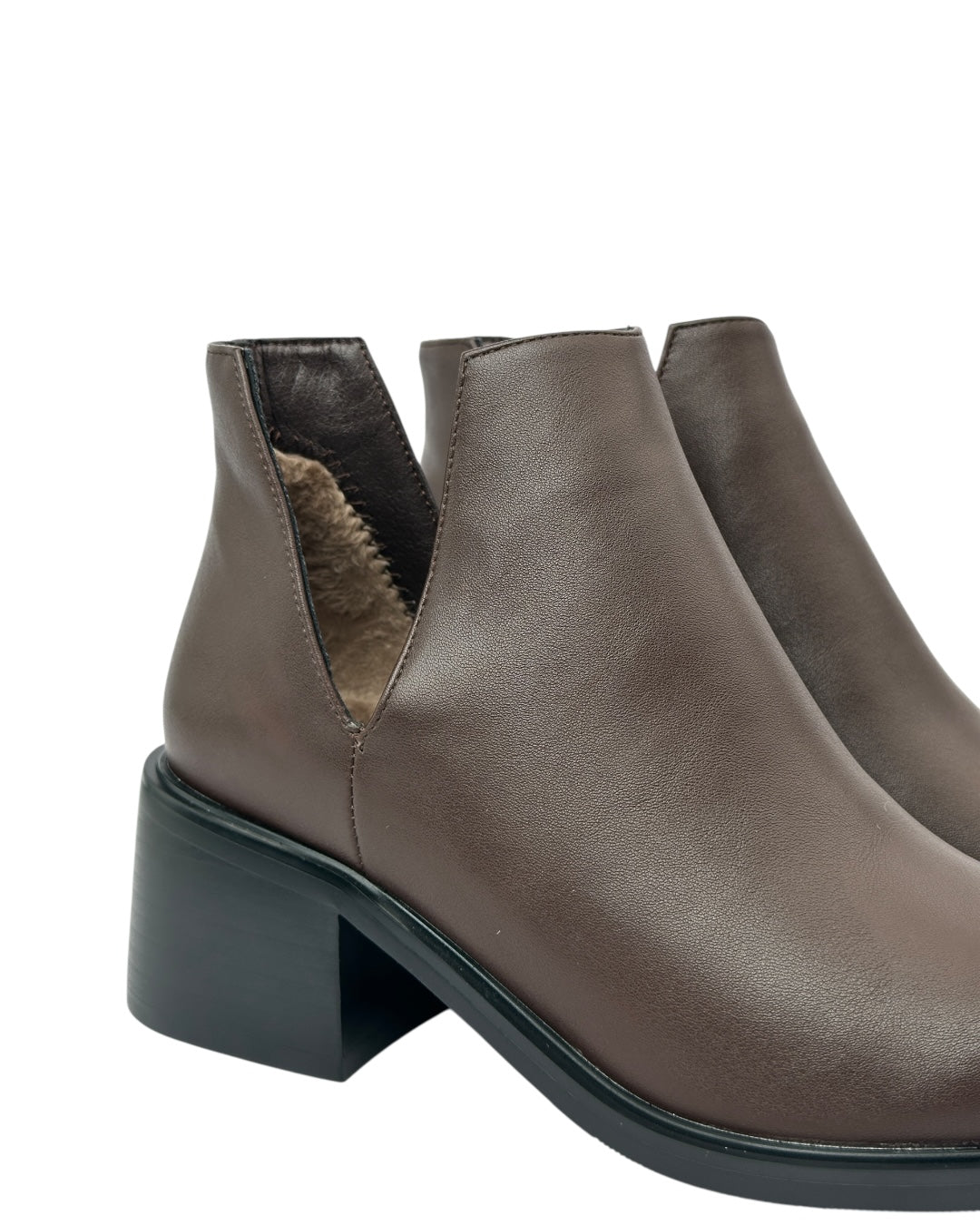 حذاء كلاسيكي قصير من الجلد مع فتحة جانبية على شكل حرف V