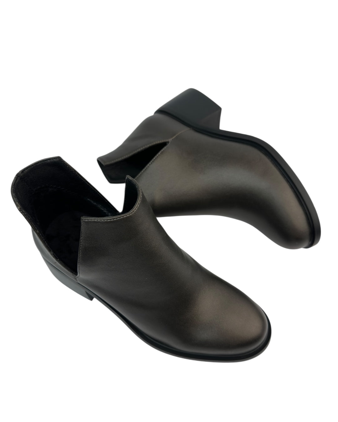 حذاء كلاسيكي قصير من الجلد مع فتحة جانبية على شكل حرف V