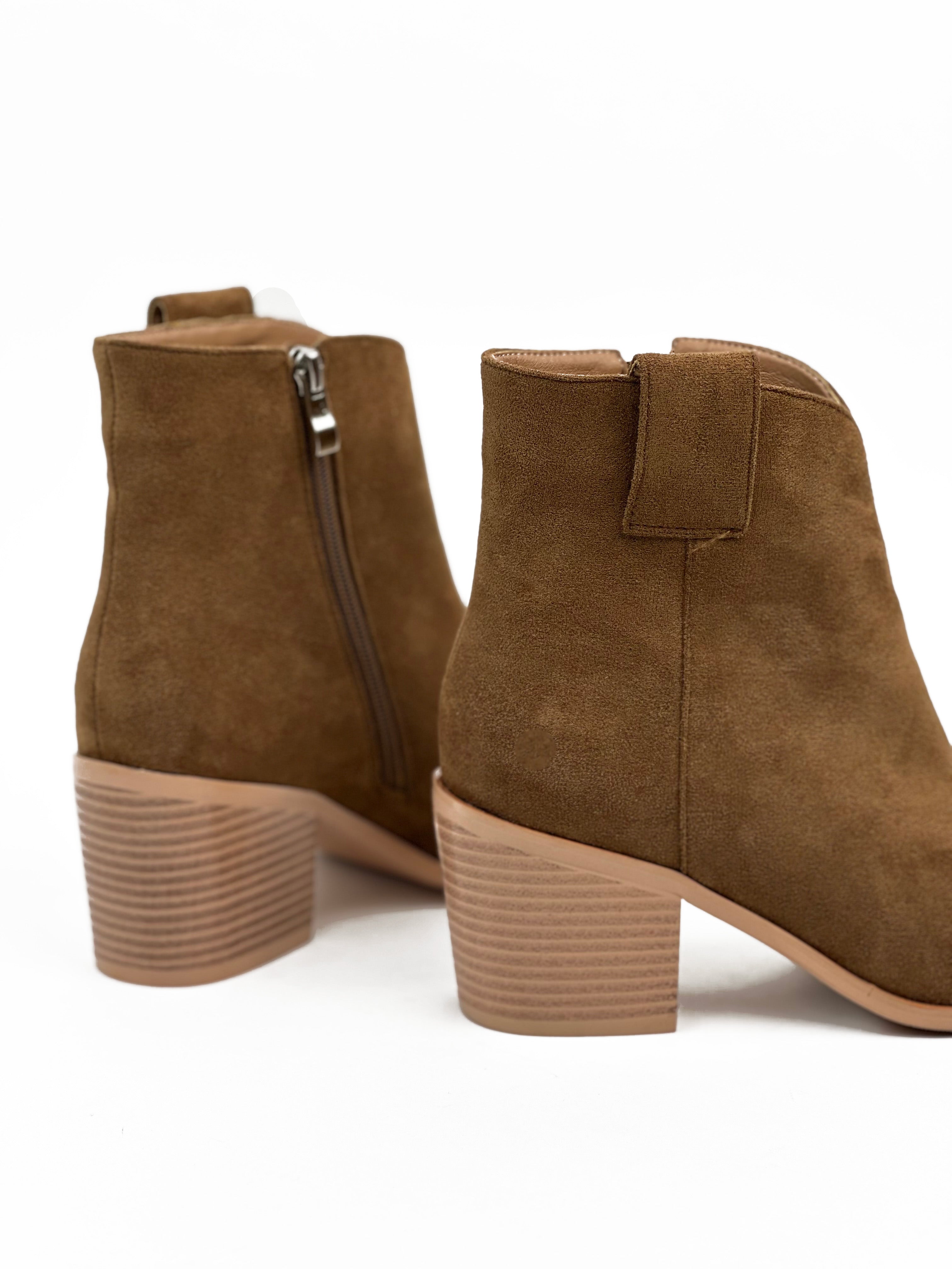 بوت قصير من الجلد المدبوغ