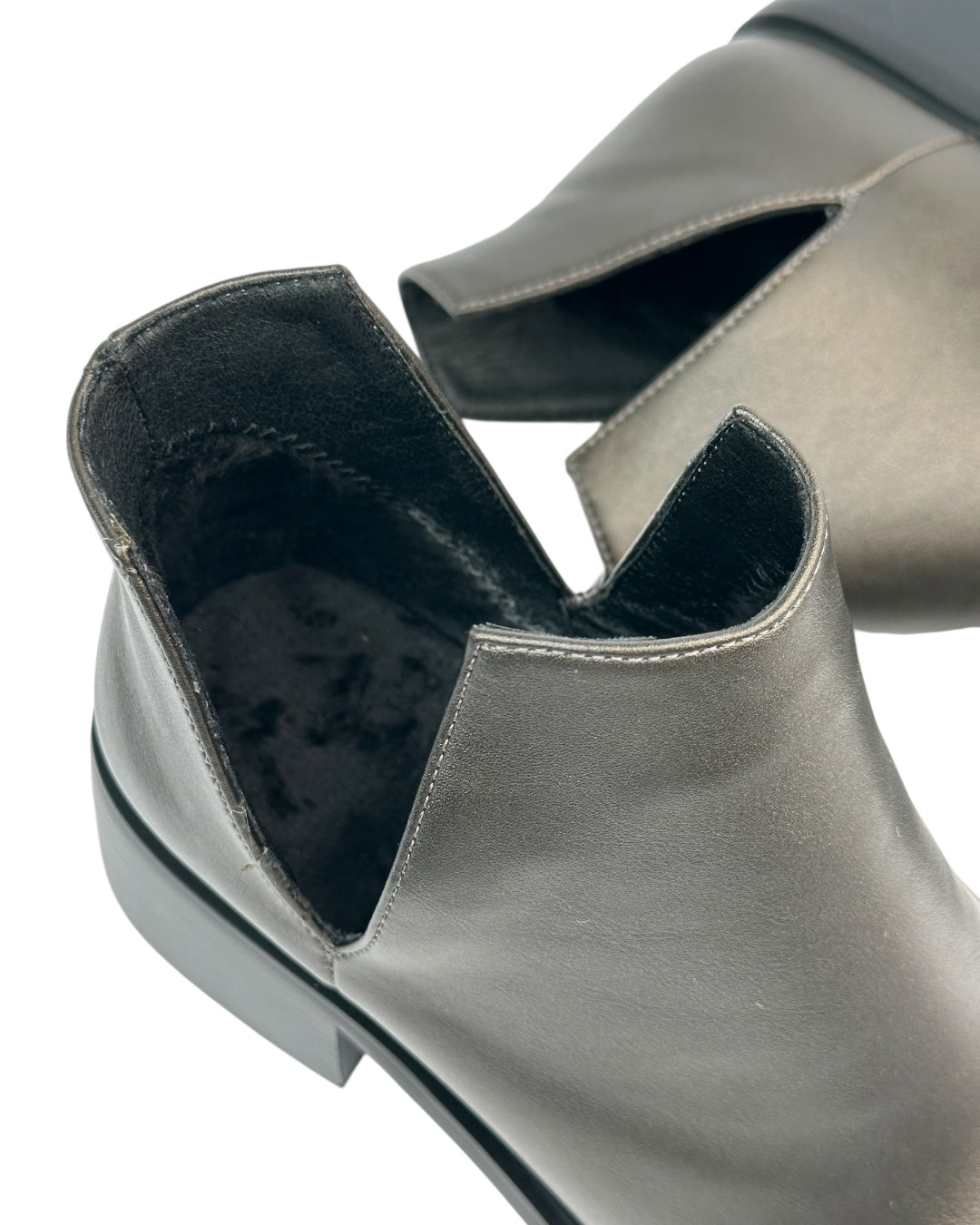 حذاء كلاسيكي قصير من الجلد مع فتحة جانبية على شكل حرف V