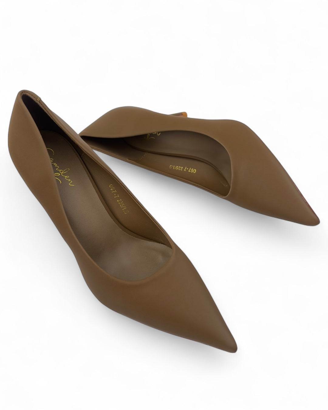 Classic mid-heel shoes in matte leather