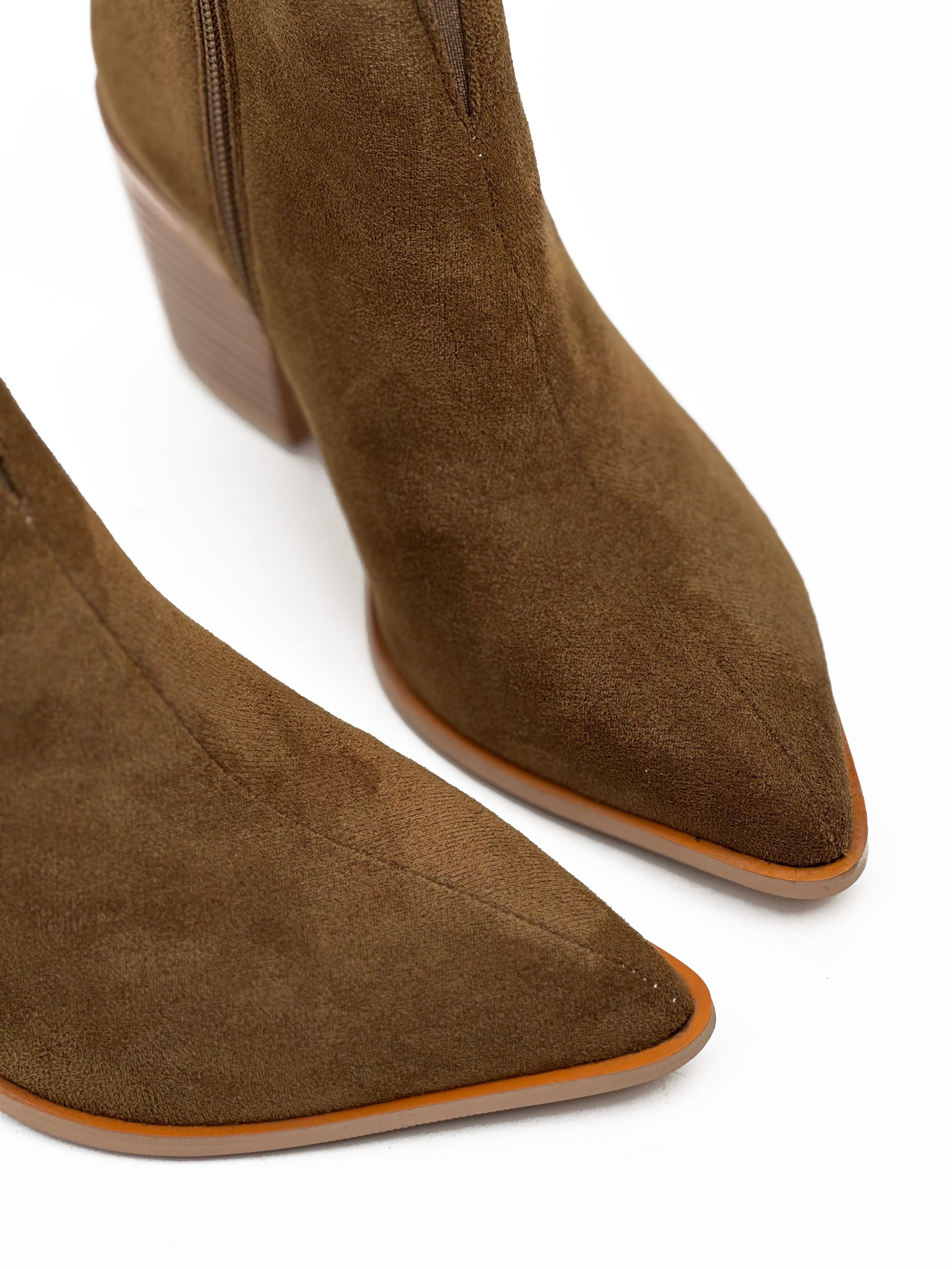 بوت قصير من الجلد المدبوغ