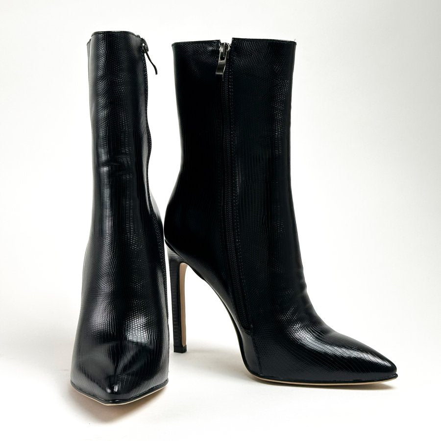 حذاء أسود من الجلد يصل إلى منتصف الساق