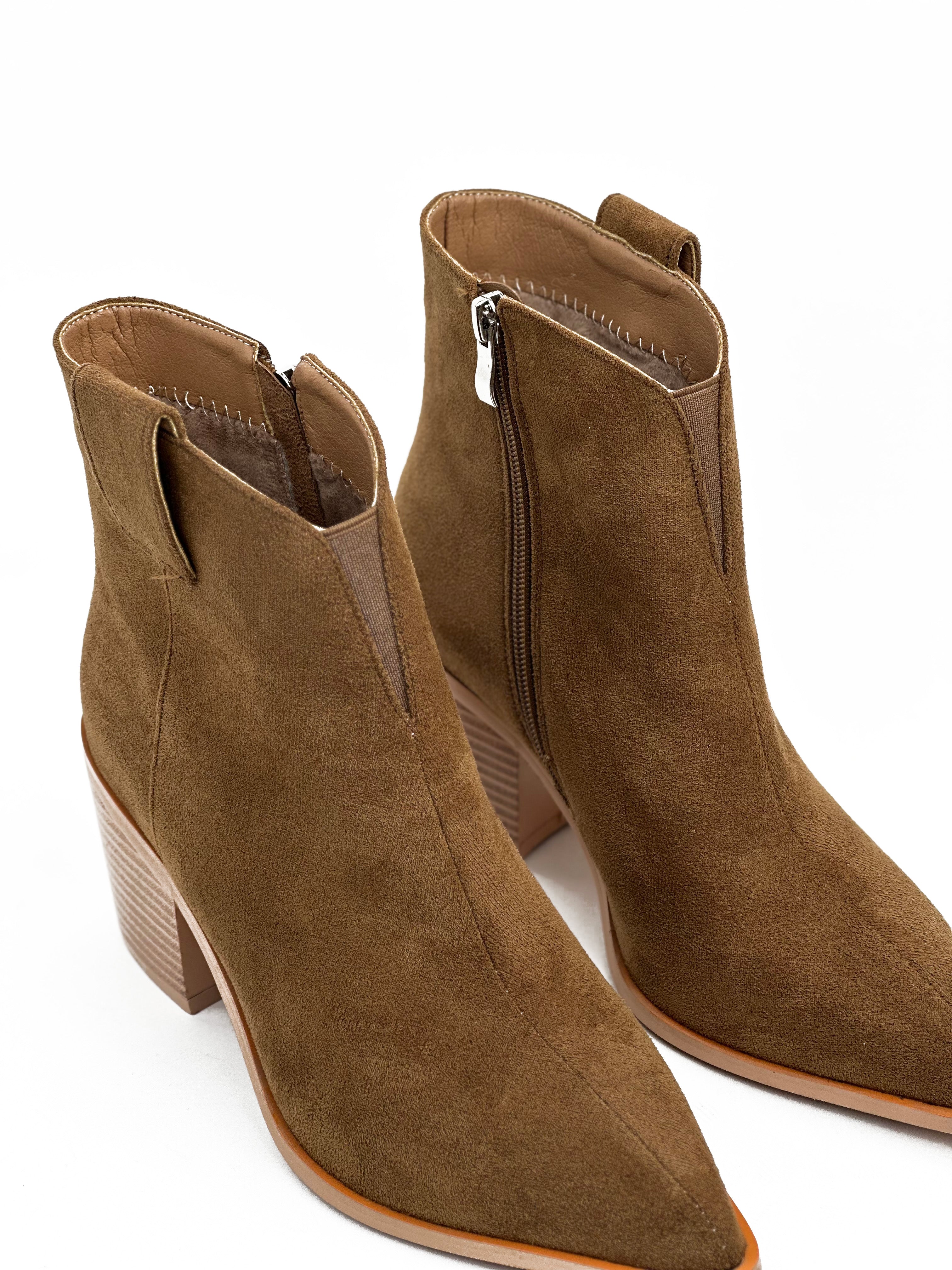 بوت قصير من الجلد المدبوغ