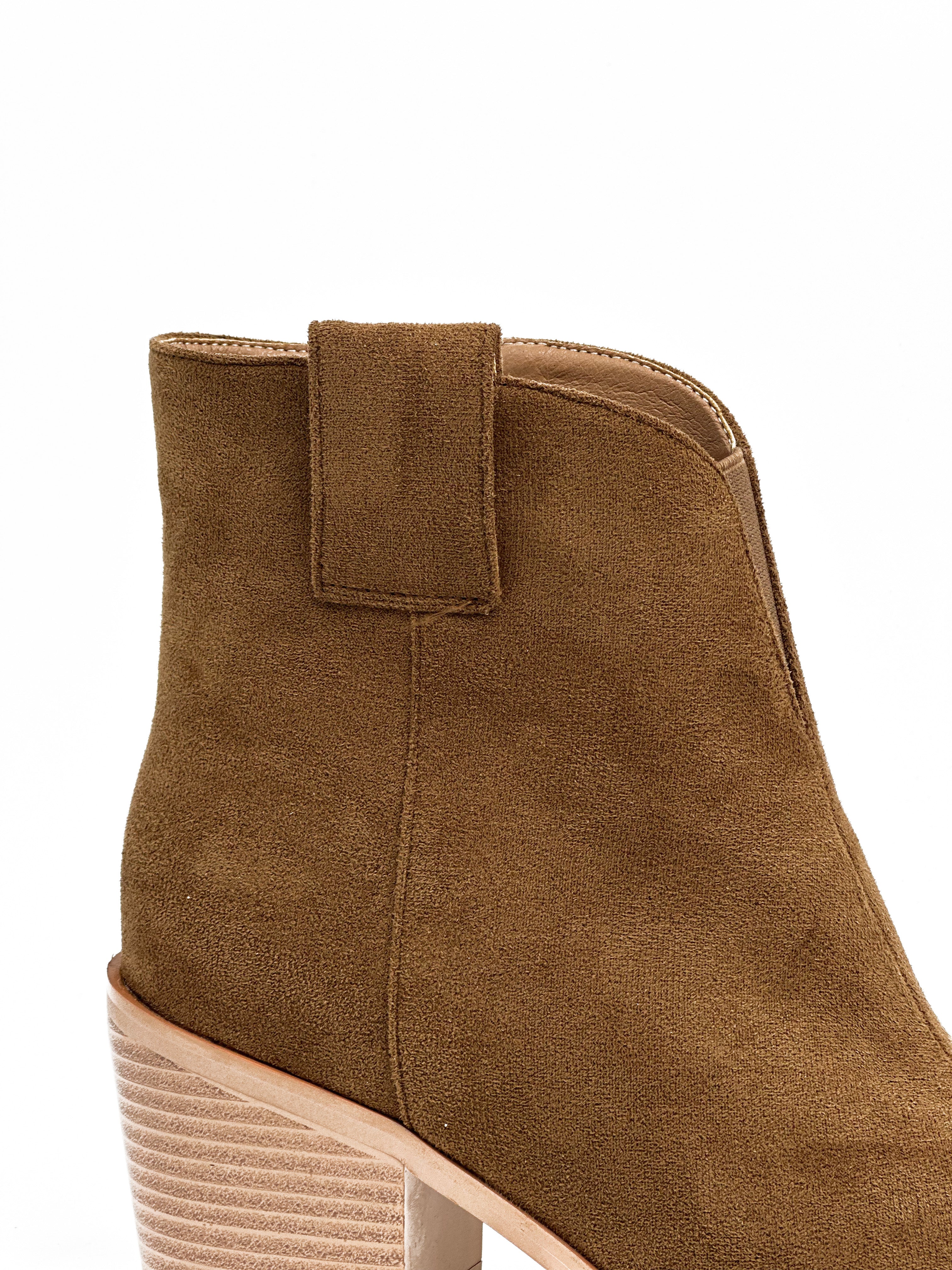 بوت قصير من الجلد المدبوغ