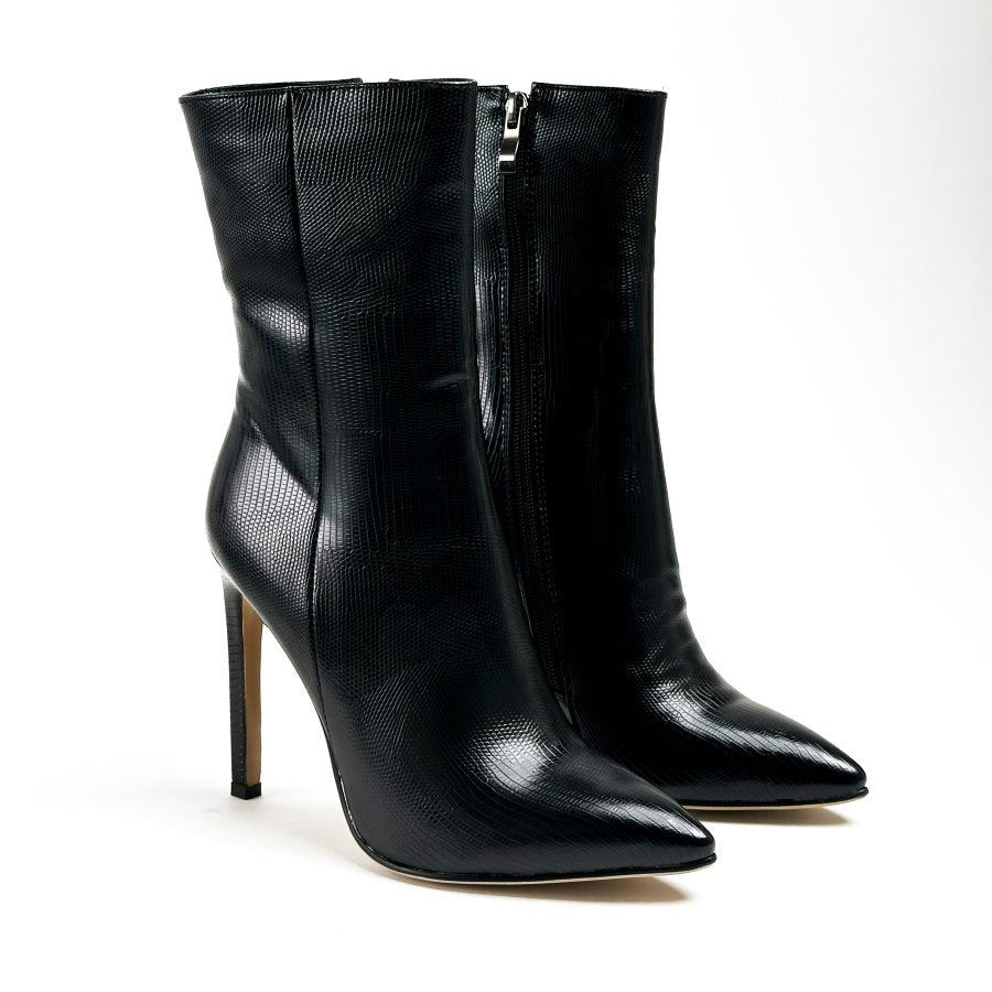 حذاء أسود من الجلد يصل إلى منتصف الساق