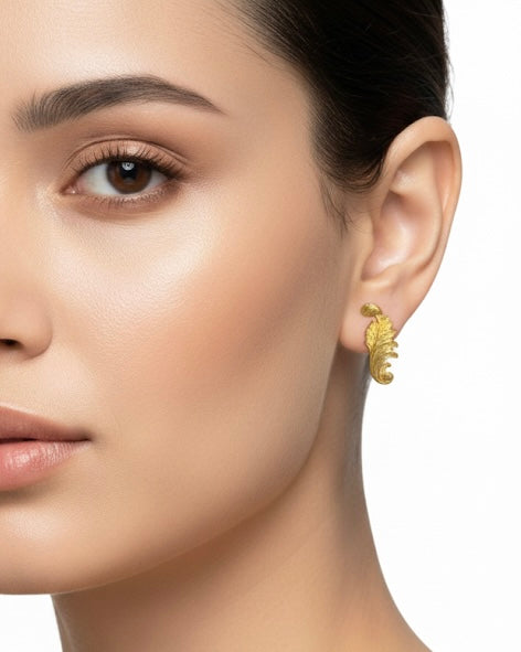 أقراط ذهبية اللون