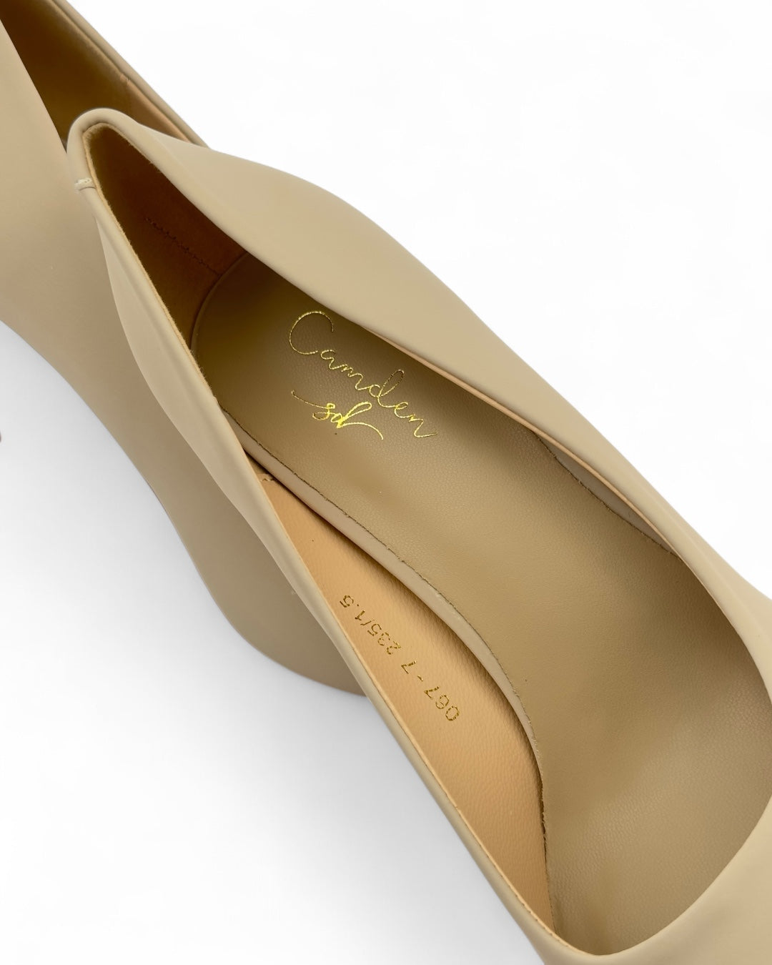 Classic mid-heel shoes in matte leather